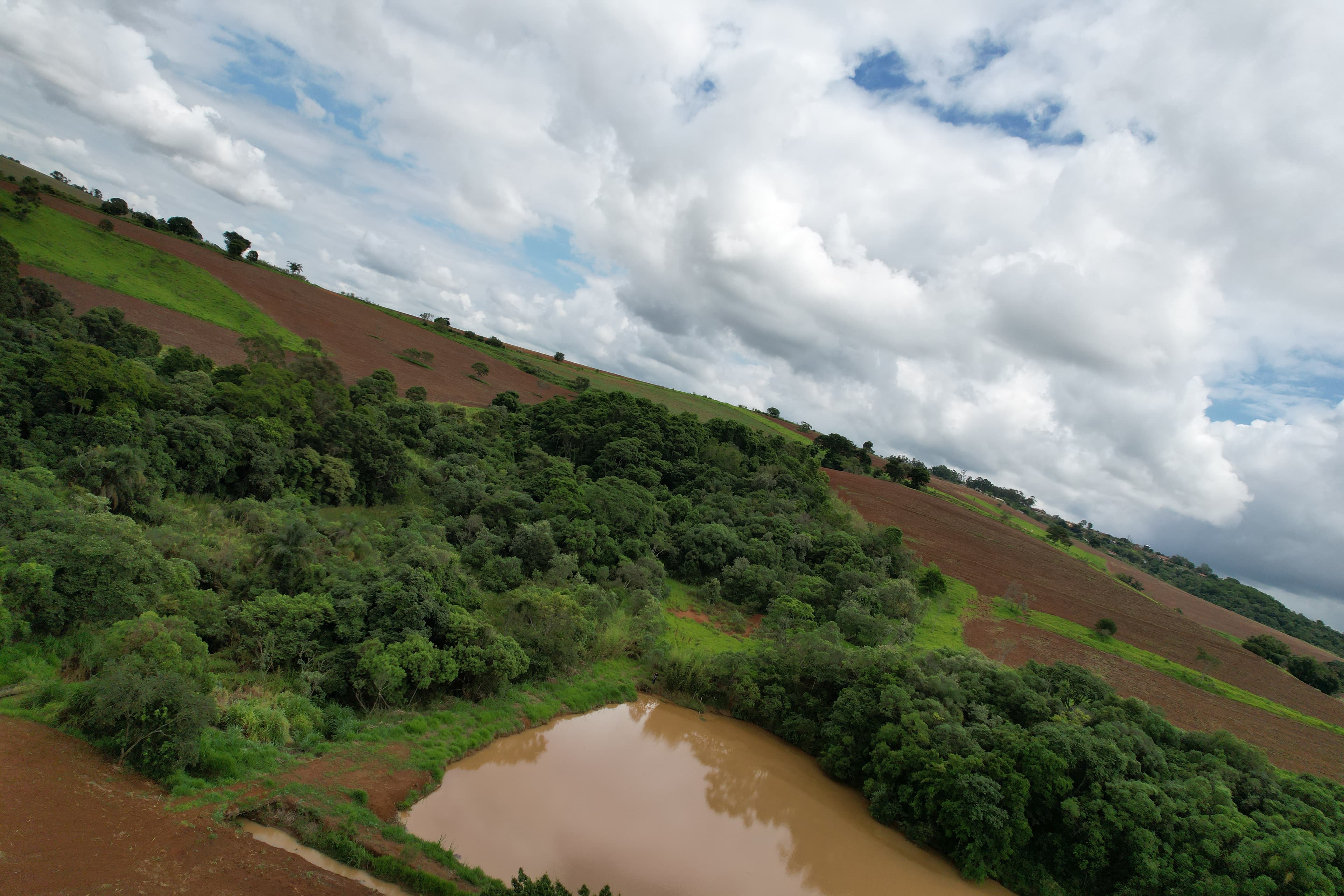 Condição inicial do talude e área de drenagem (antes).