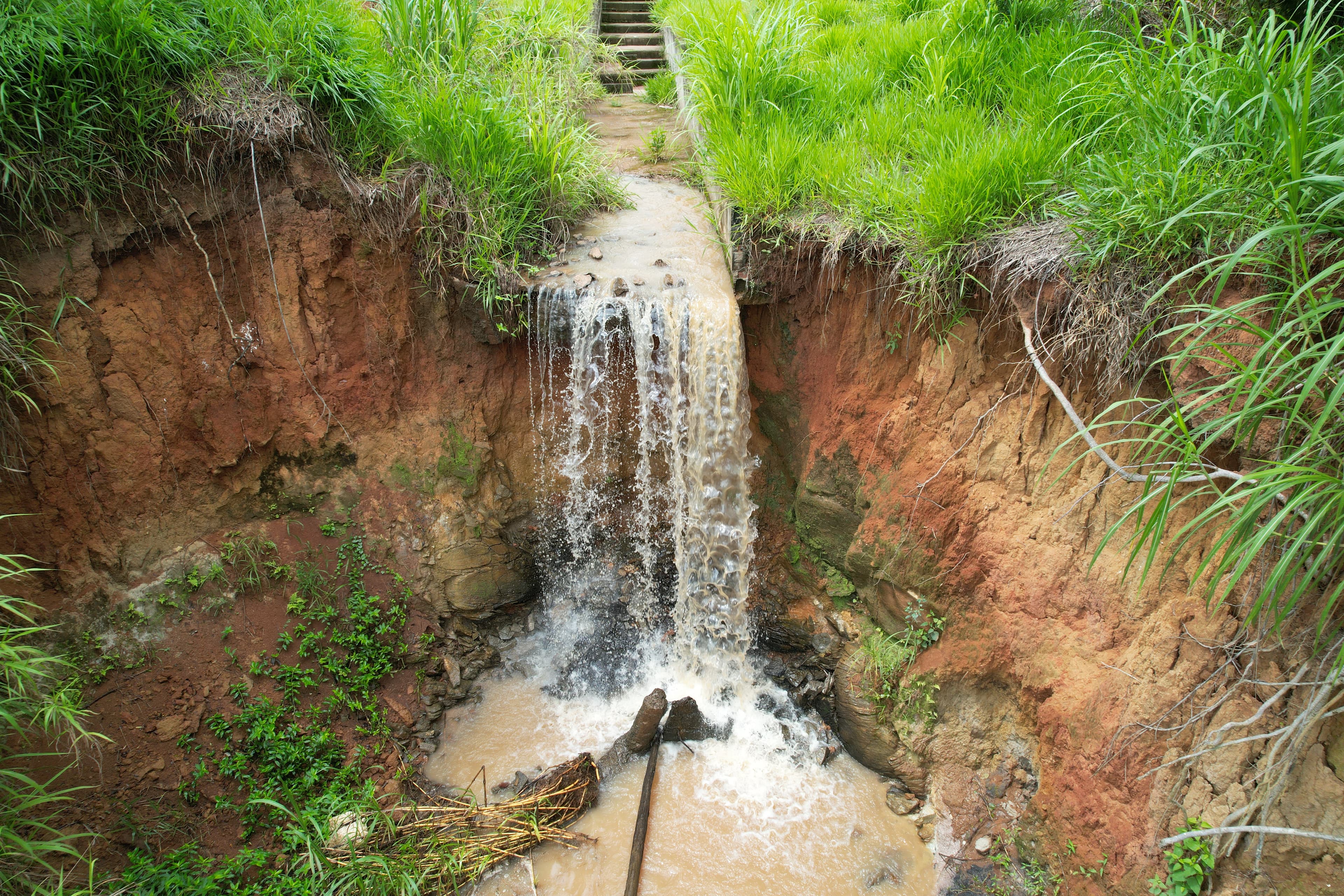 Condição inicial do talude (antes): registro complementar do local.