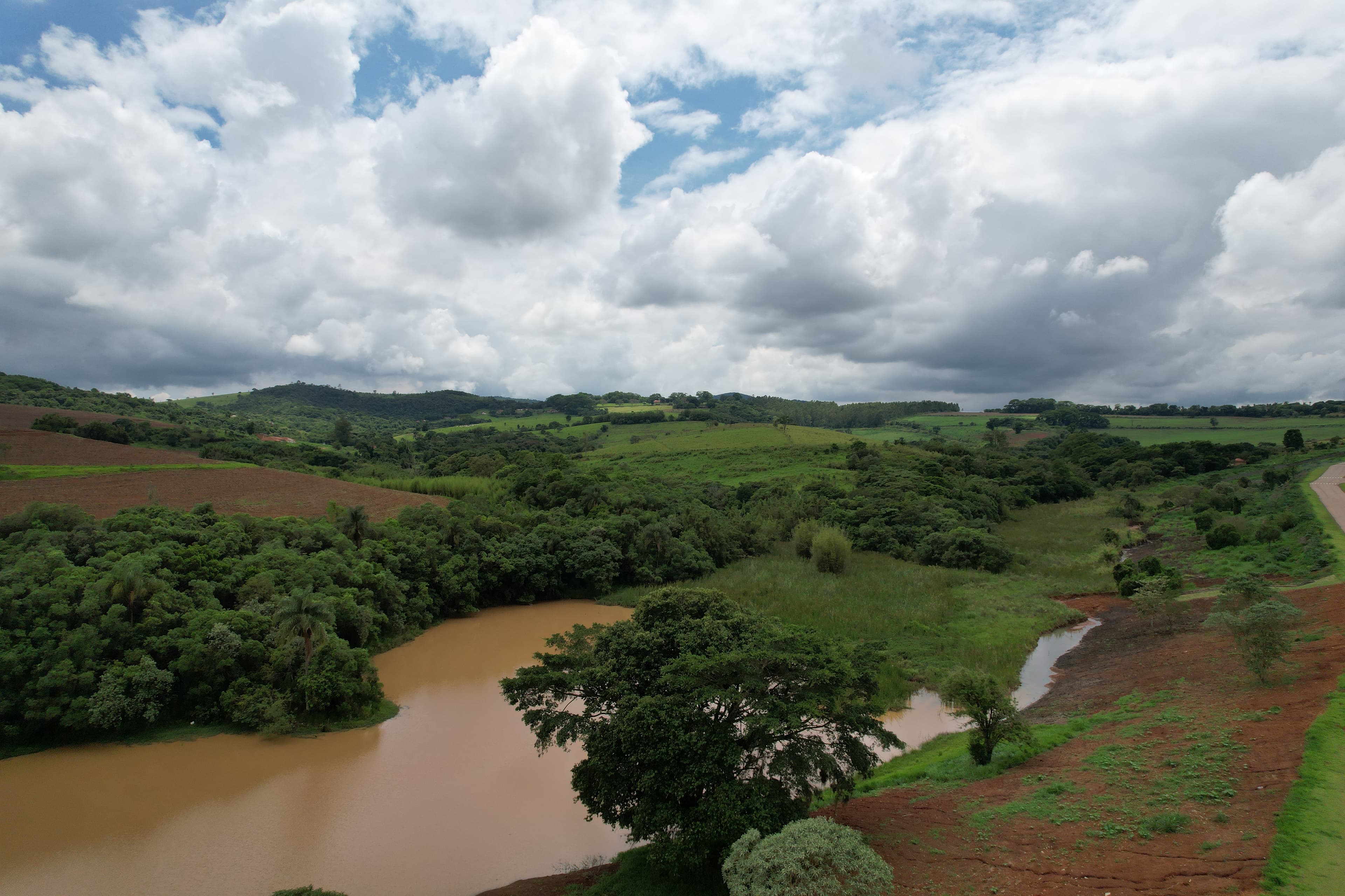 Condição inicial do talude (antes): registro complementar do local e entorno.