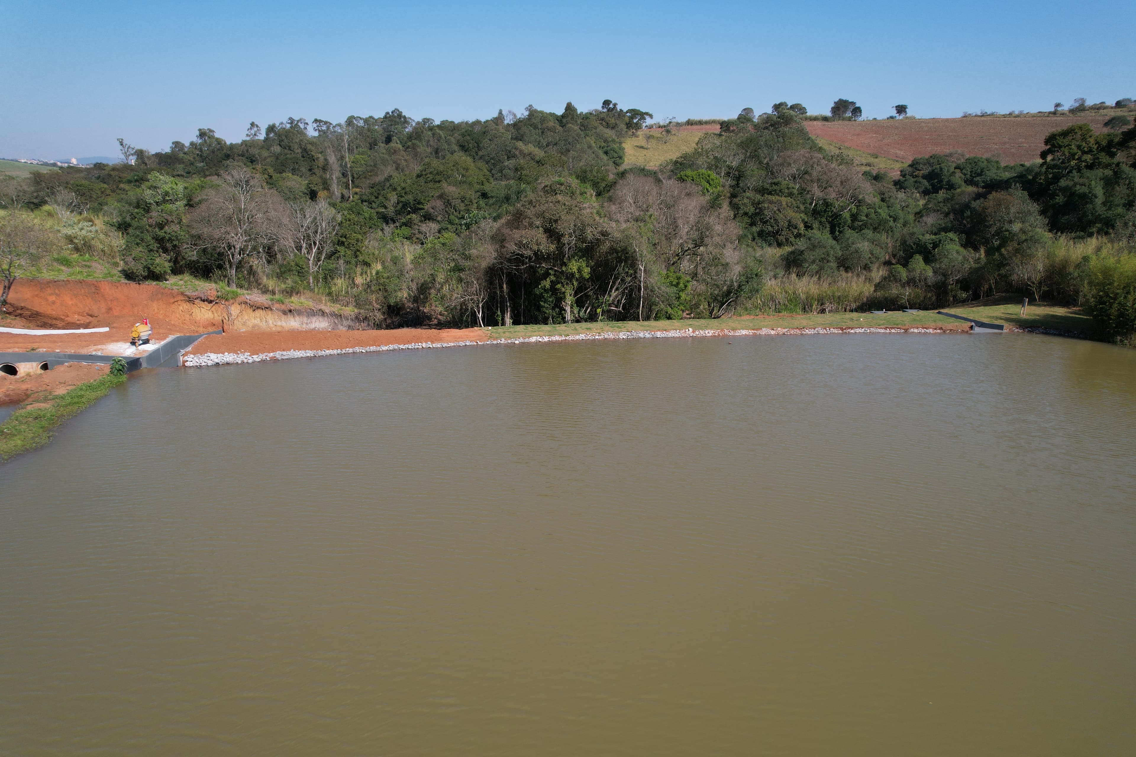 Pós-intervenção: recomposição e berma de equilíbrio (depois).